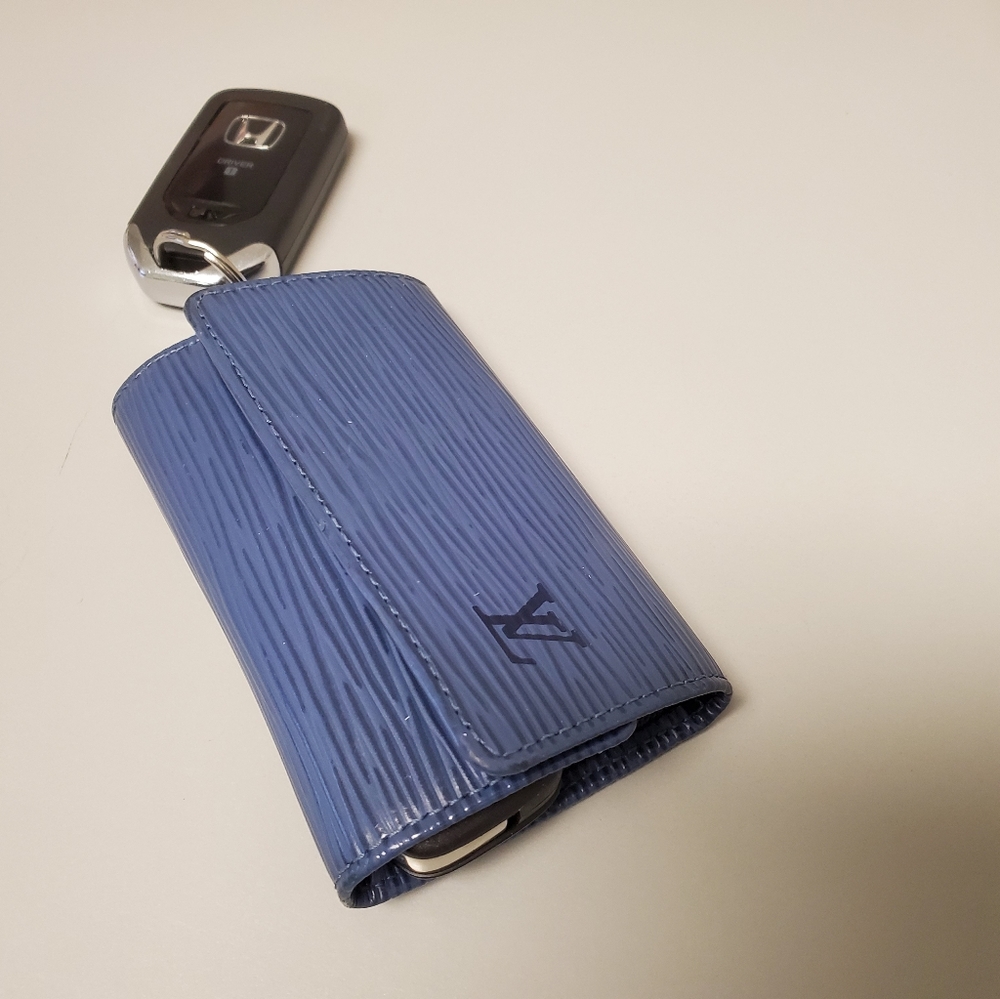 Louis Vuitton EUC 6 key holder